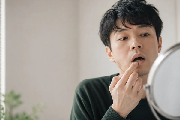 刷牙後對著鏡子檢查牙齦狀況。