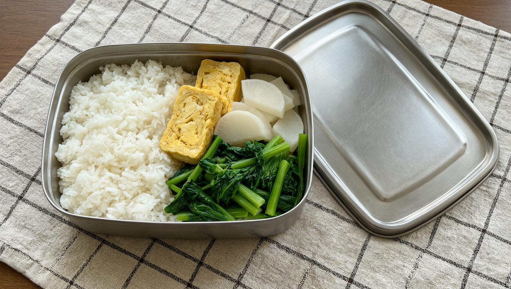 打開蓋子的鐵便當盒裡裝著白飯與菜脯蛋
